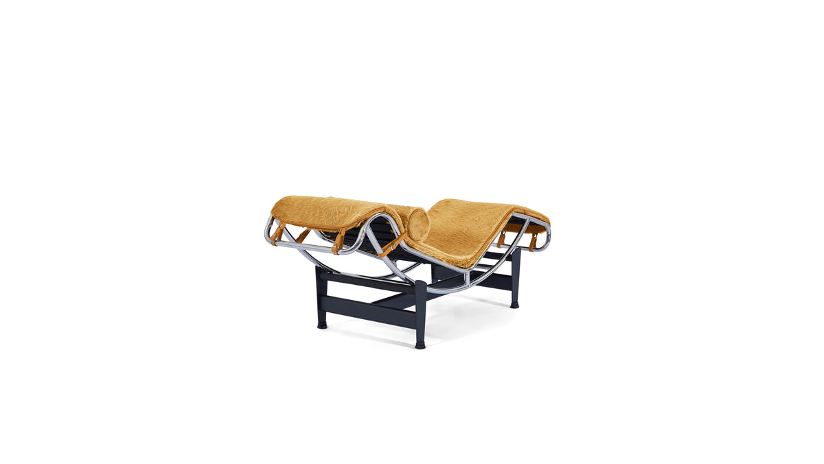 Le Corbusier LC4 Chaise Longue Lounge in Canada and the USA, Gold Haired Hide - Back Angle 2
